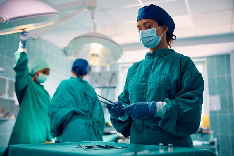 Aumento de Pecho vs. Abdominoplastia